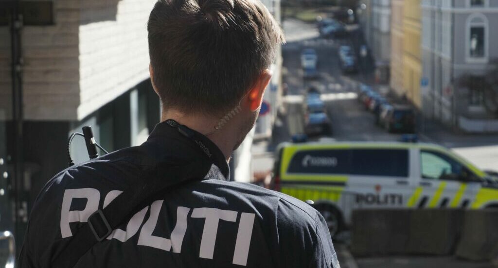 Politimann som holder vakt