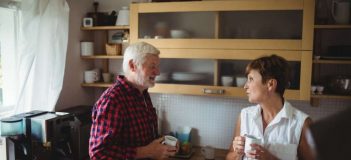 Eldre par diskuterer vern for eldre, for de som er utsatt for vold, voldtekt eller andre seksuelle overgrep