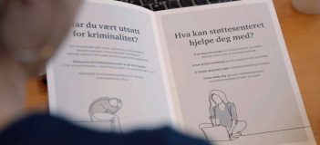 Brosjyre med tekst og illustrasjoner som viser hva støttesenter for kriminalitetsutsatte kan gjøre for de som er utsatt for vold i nære relasjoner