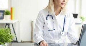 Snakk med fastlegen om vold og overgrep. For utsatt, utøver og pårørende